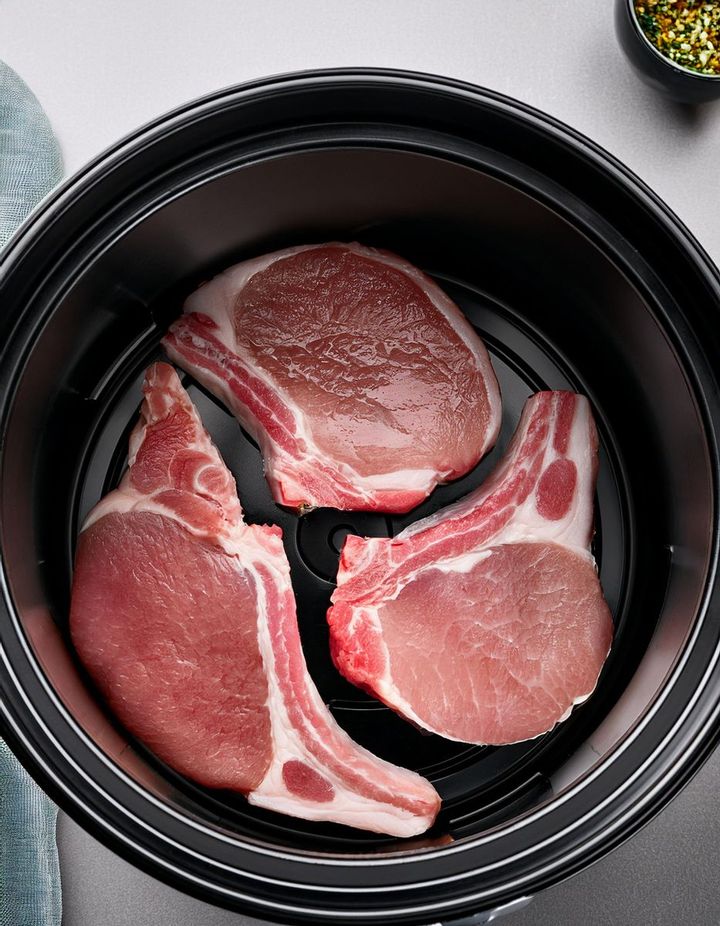 Wrzuć kotlety wieprzowe do wolnowaru, dodaj kilka składników i obiad jest gotowy do delektowania się.