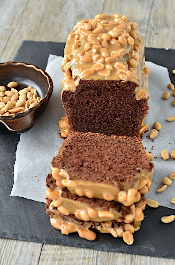 Ciasto czekoladowe z orzechami i karmelem