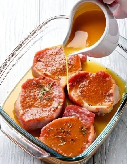 Mama trempe les côtelettes de porc dans la sauce la plus rêveuse qui soit. Vous devez essayer ceci