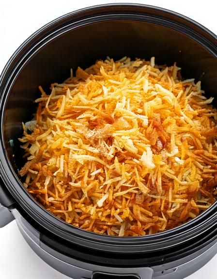 Włóż zamrożone ziemniaki do wolnowaru z 4 dodatkowymi składnikami. Rezultatem jest najbardziej kremowa zupa, jaką kiedykolwiek spróbujesz.