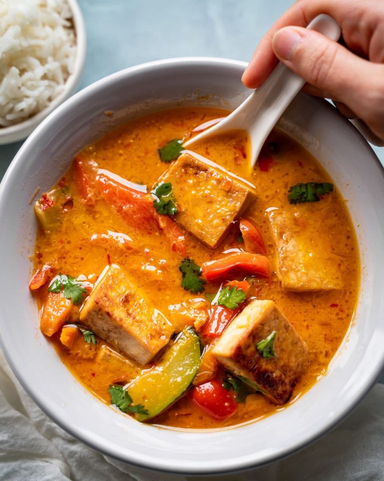 Wegańskie tajskie czerwone curry z tofu