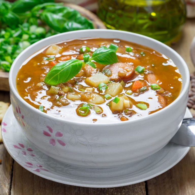 Domowa zupa z soczewicy i kiełbasy