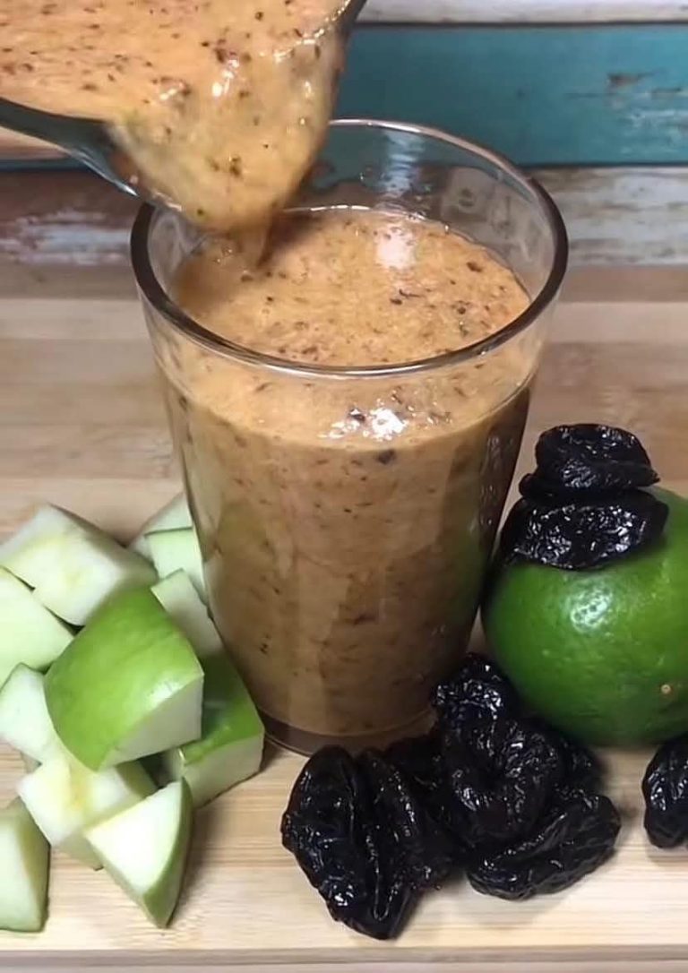 Zielone jabłko, suszone śliwki i sok z cytryny: naturalna pomoc w trawieniu, detoksykacji i odporności