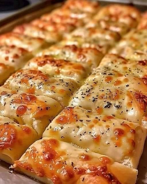 Przygotuj ten niezwykły domowy przysmak: knoblauch, ser i grissini! Idealne na każdą okazję i bardzo łatwe w użyciu.