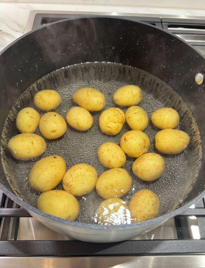 Mama gotuje młode ziemniaki i zamienia je w uzależniający „crack”, bez którego ludzie nie mogą żyć