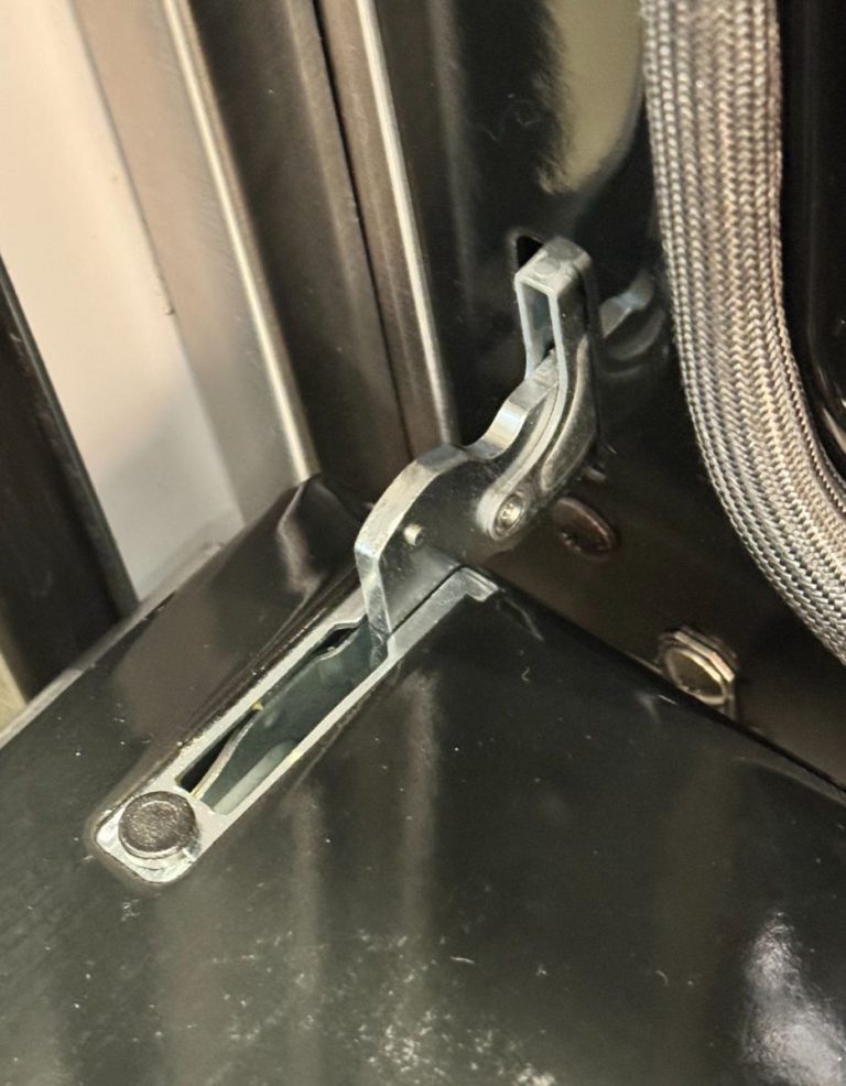 Czy wiesz o tym przycisku na drzwiach piekarnika i do czego on służy?