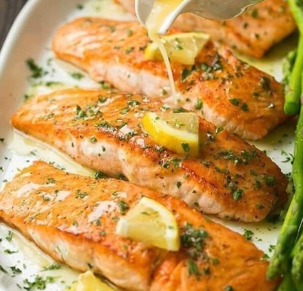 Łosoś z czosnkiem i masłem cytrynowym