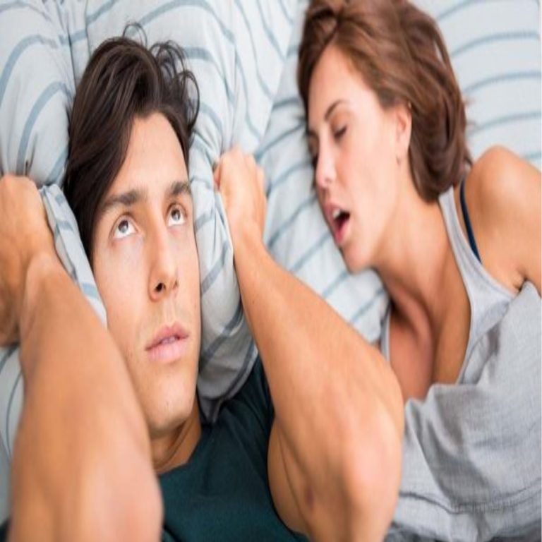 „7 wskazówek, jak dobrze spać obok osoby chrapiącej i jak spokojnie zasnąć ponownie”