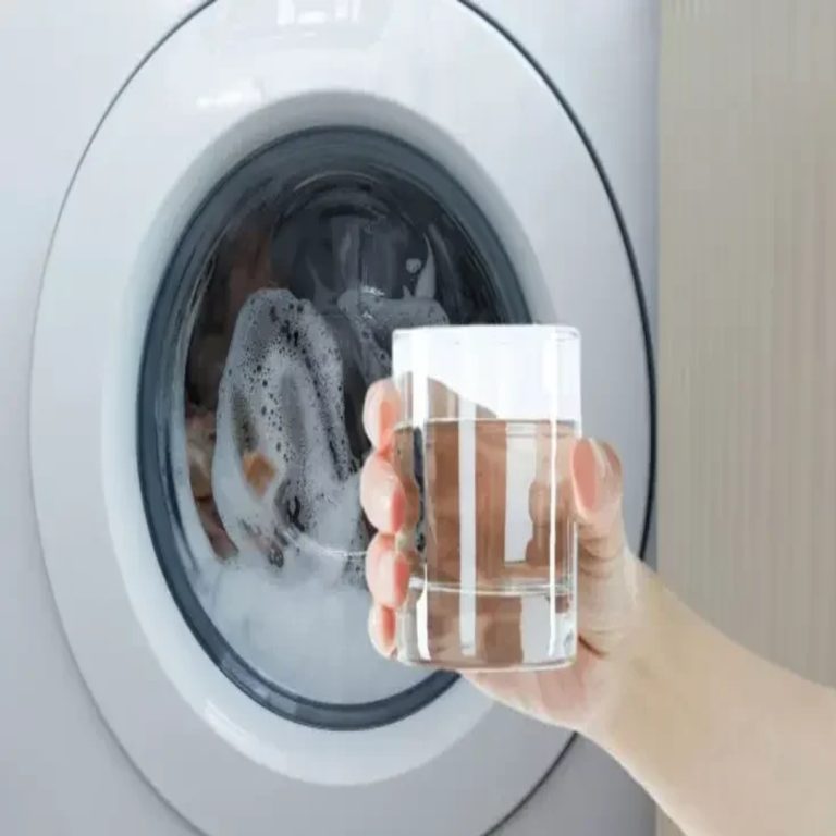 Wystarczy pół szklanki, wrzucić do pralki, a Twoje ubrania będą supermiękkie!