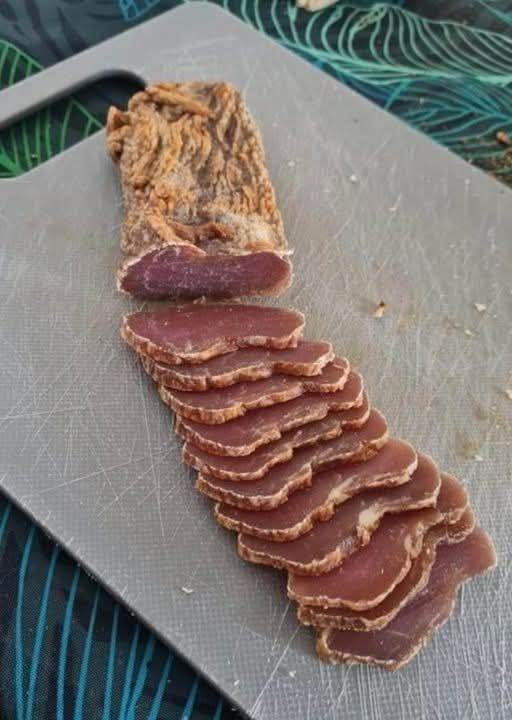 Pierwszy udany suszony polędwica wołowa! Jestem taki szczęśliwy! Wziąłem polędwicę wołową i usunąłem kawałki tłuszczu, które mi przeszkadzały