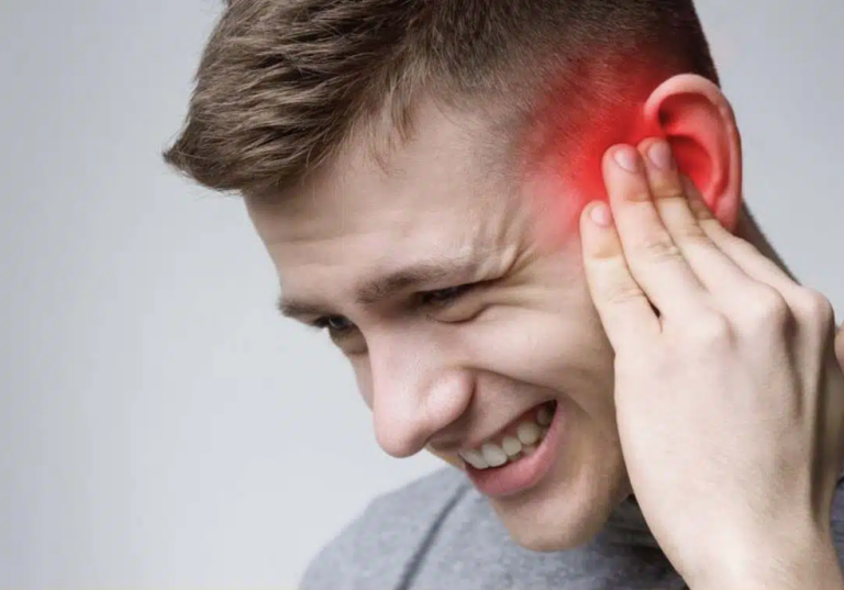 Lekarz ostrzega każdego, kto słyszy „bicie serca” w uchu, przed ryzykiem tętniaka