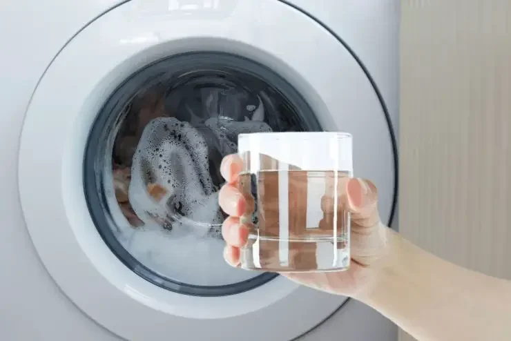 Wystarczy pół szklanki, wrzuć do pralki, a Twoje ubrania będą supermiękkie!