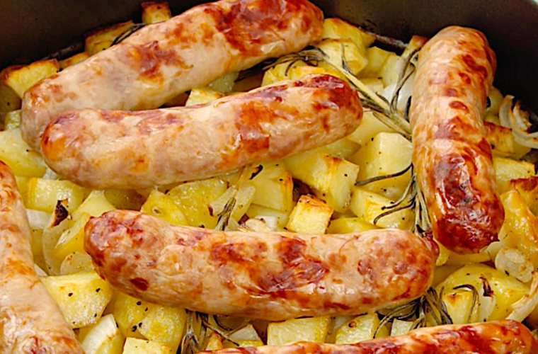 Kiełbasy i ziemniaki: proste rozwiązanie na smaczną kolację!