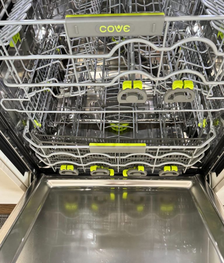 Robisz to źle. Oto właściwy sposób odtłuszczania, dezynfekcji i czyszczenia zmywarki