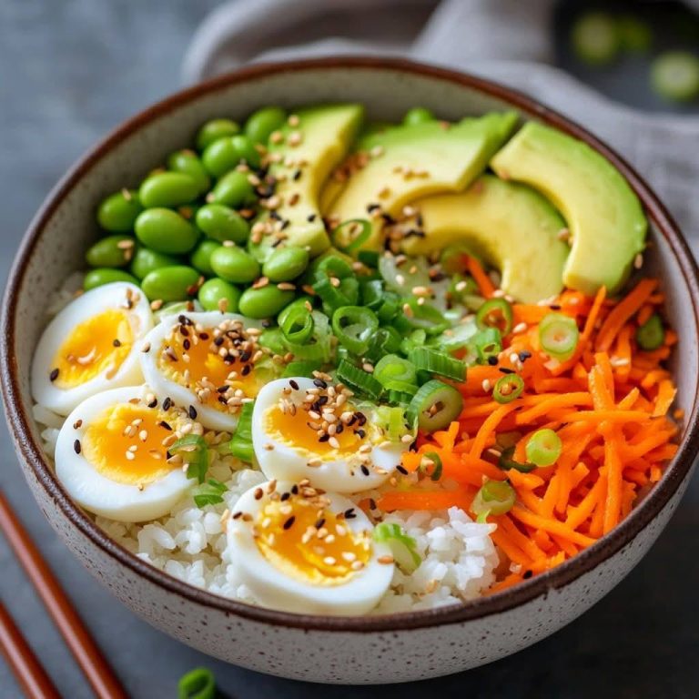 Zrównoważona miska ryżu z jajkami na miękko, awokado i chrupiącymi warzywami 🥑🍳🥕