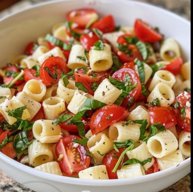 Sałatka Caprese z makaronem (świeża i łatwa)