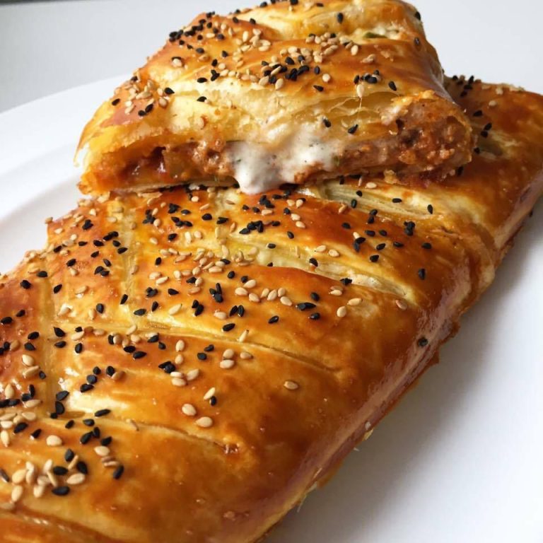 Warkoczowe ciasto francuskie z mielonym mięsem