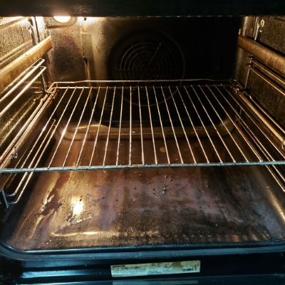 Magiczna sztuczka na usunięcie przypalonego tłuszczu z piekarnika: nie trzeba szorować